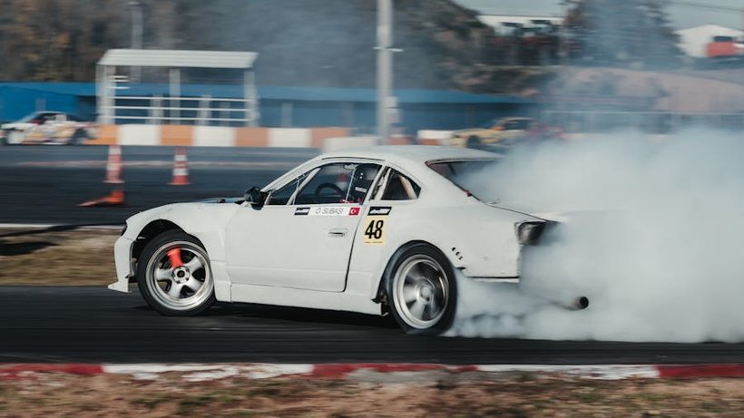 Auto driftowe na torze — ShuttleHero